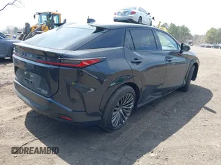 2024 Lexus RZ 450e Premium z VIN JTJAAAABXRA023751, wystawiony jako IAAI lot #42082320 z przebiegiem 15 641 mil mil oraz . Historia ofert i sprzedaży dostępna na DreamBid. Obrazek 4.