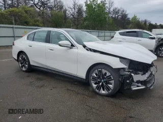 2024 BMW 5 Series 530i xDrive z VIN WBA53FJ05RCP95117, wystawiony jako Copart lot #56534135 z przebiegiem 14 831 mil mil oraz Szkoda całkowita • Salvage title. Historia ofert i sprzedaży dostępna na DreamBid. Obrazek 4.