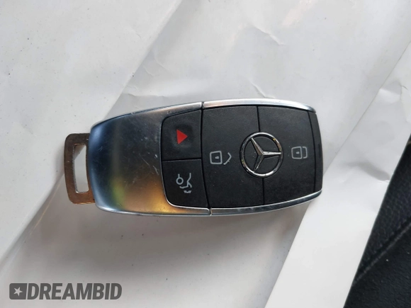 2024 Mercedes-Benz CLA 250 z VIN W1K5J4HB7RN450668, wystawiony jako IAAI lot #41333911 z przebiegiem 10 819 mil mil oraz . Historia ofert i sprzedaży dostępna na DreamBid. Obrazek 11.