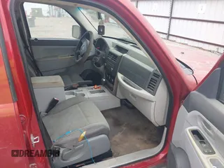 2008 Jeep Liberty Sport z VIN 1J8GP28KX8W235065, wystawiony jako IAAI lot #42254469 z przebiegiem 197 042 mil mil oraz . Historia ofert i sprzedaży dostępna na DreamBid. Obrazek 5.