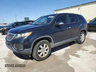 2012 Kia Sorento LX z VIN 5XYKT3A12CG241520, wystawiony jako Copart lot #49738575 z przebiegiem 110 486 mil mil oraz Czysty tytuł • Clean title. Historia ofert i sprzedaży dostępna na DreamBid. Obrazek 1.
