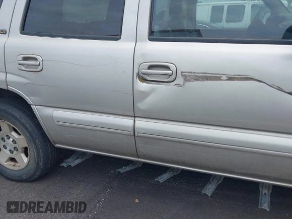 2004 Chevrolet Tahoe LS z VIN 1GNEC13Z84R140433, wystawiony jako IAAI lot #42352311 z przebiegiem Nie podano mil oraz . Historia ofert i sprzedaży dostępna na DreamBid. Obrazek 6.