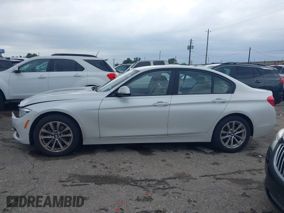 2018 BMW 3 Series 320i z VIN WBA8E1G53JNU90270, wystawiony jako IAAI lot #42183837 z przebiegiem 90 106 mil mil oraz . Historia ofert i sprzedaży dostępna na DreamBid. Obrazek 14.