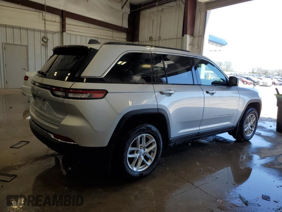 2024 Jeep Grand Cherokee Laredo z VIN 1C4RJHAG0RC159708, wystawiony jako Copart lot #56147465 z przebiegiem 7 221 mil mil oraz Szkoda całkowita • Salvage title. Historia ofert i sprzedaży dostępna na DreamBid. Obrazek 3.