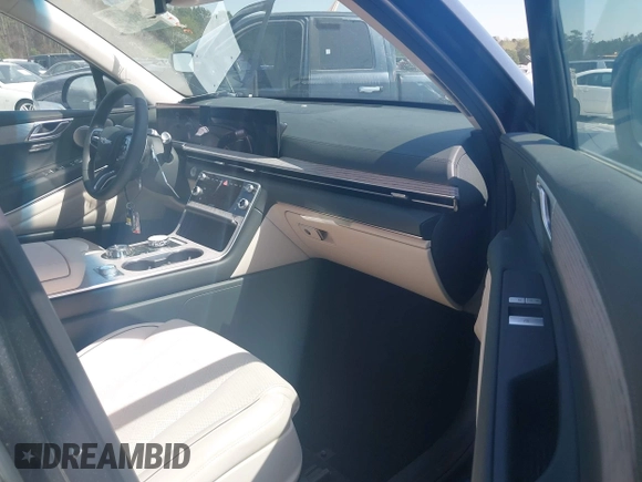 2025 Genesis GV80 z VIN KMUHCESB8SU253890, wystawiony jako IAAI lot #41908410 z przebiegiem 5 617 mil mil oraz . Historia ofert i sprzedaży dostępna na DreamBid. Obrazek 5.