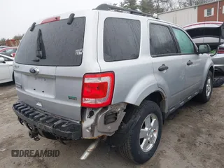 2011 Ford Escape XLT z VIN 1FMCU9DG1BKB17330, wystawiony jako IAAI lot #41822516 z przebiegiem 154 243 mil mil oraz . Historia ofert i sprzedaży dostępna na DreamBid. Obrazek 4.