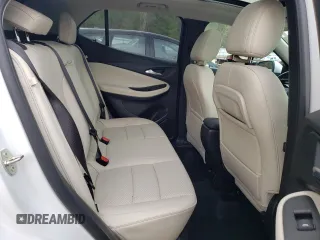 2020 Buick Encore GX Essence z VIN KL4MMGSL9LB077961, wystawiony jako Copart lot #54544045 z przebiegiem 17 256 mil mil oraz Szkoda całkowita • Salvage title. Historia ofert i sprzedaży dostępna na DreamBid. Obrazek 11.