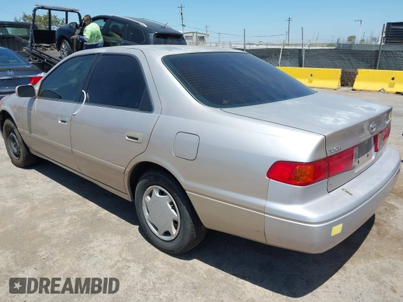 2000 Toyota Camry CE z VIN 4T1BG22K2YU924681, wystawiony jako IAAI lot #42517917 z przebiegiem 228 920 mil mil oraz . Historia ofert i sprzedaży dostępna na DreamBid. Obrazek 3.