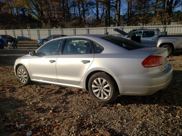 2013 Volkswagen Passat Wolfsburg Edition z VIN 1VWAP7A30DC133893, wystawiony jako Copart lot #82477184 z przebiegiem 136 344 mil mil oraz Szkoda całkowita • Salvage title. Historia ofert i sprzedaży dostępna na DreamBid. Obrazek 2.