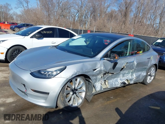 2018 Tesla Model 3 Long Range Battery z VIN 5YJ3E1EB3JF117007, wystawiony jako IAAI lot #41753572 z przebiegiem 82 444 mil mil oraz . Historia ofert i sprzedaży dostępna na DreamBid. Obrazek 14.