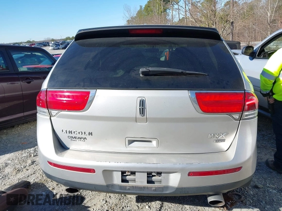 2014 Lincoln MKX z VIN 2LMDJ8JK3EBL15281, wystawiony jako IAAI lot #41600646 z przebiegiem 201 995 mil mil oraz . Historia ofert i sprzedaży dostępna na DreamBid. Obrazek 16.