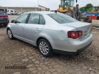 2008 Volkswagen Jetta SE z VIN 3VWRM71K38M043595, wystawiony jako IAAI lot #42169173 z przebiegiem 383 659 mil mil oraz . Historia ofert i sprzedaży dostępna na DreamBid. Obrazek 3.