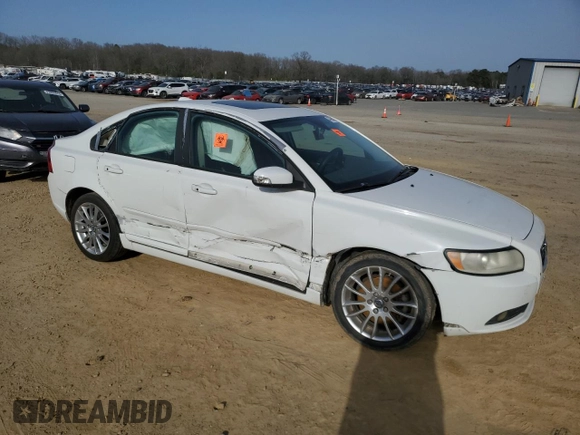 2010 Volvo S40 z VIN YV1382MS5A2501379, wystawiony jako Copart lot #47966145 z przebiegiem 159 967 mil mil oraz Szkoda całkowita • Salvage title. Historia ofert i sprzedaży dostępna na DreamBid. Obrazek 4.
