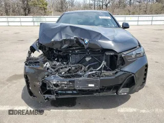 2025 BMW X6 xDrive40i z VIN 5UX33EX05S9Z28763, wystawiony jako Copart lot #54533525 z przebiegiem 1329 mil mil oraz Szkody całkowita. Historia ofert i sprzedaży dostępna na DreamBid. Obrazek 5.
