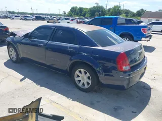 2005 Chrysler 300 with VIN 2C3JA53G25H167944, listed as a IAAI auction lot 41963114 with 196,635 mi miles. Bid and sale history available at carsss.com. Image 3.