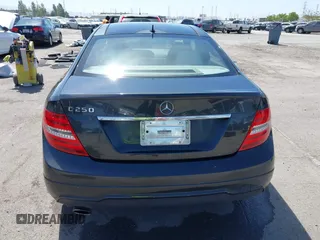 2013 Mercedes-Benz C 250 z VIN WDDGJ4HB3DG049866, wystawiony jako IAAI lot #42267407 z przebiegiem 87 499 mil mil oraz . Historia ofert i sprzedaży dostępna na DreamBid. Obrazek 16.