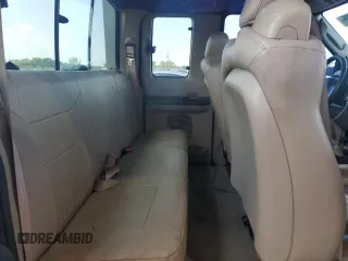 2005 Ford F-250 XL z VIN 1FTSX20P95EB03036, wystawiony jako Copart lot #52512595 z przebiegiem 135 678 mil mil oraz Czysty tytuł • Clean title. Historia ofert i sprzedaży dostępna na DreamBid. Obrazek 10.