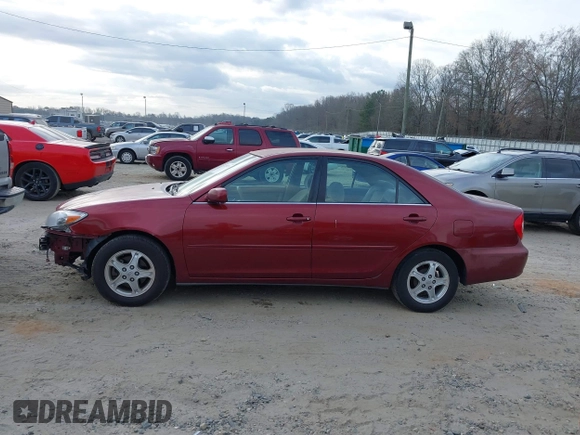 2002 Toyota Camry LE z VIN 4T1BE32K82U005531, wystawiony jako IAAI lot #41650283 z przebiegiem 328 259 mil mil oraz . Historia ofert i sprzedaży dostępna na DreamBid. Obrazek 15.