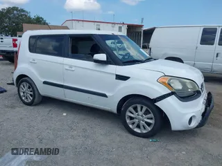 2013 Kia Soul + z VIN KNDJT2A68D7761852, wystawiony jako IAAI lot #42237480 z przebiegiem 179 302 mil mil oraz . Historia ofert i sprzedaży dostępna na DreamBid. Obrazek 1.