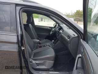 2024 Volkswagen Tiguan SE R-Line Black z VIN 3VV8B7AX2RM019937, wystawiony jako IAAI lot #42462068 z przebiegiem 24 904 mil mil oraz . Historia ofert i sprzedaży dostępna na DreamBid. Obrazek 5.