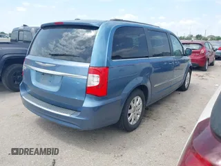 2011 Chrysler Town & Country Touring L z VIN 2A4RR8DG2BR799141, wystawiony jako IAAI lot #42058383 z przebiegiem 165 548 mil mil oraz . Historia ofert i sprzedaży dostępna na DreamBid. Obrazek 4.