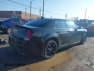2016 Chrysler 300 S z VIN 2C3CCAGG0GH191555, wystawiony jako IAAI lot #42010604 z przebiegiem 74 343 mil mil oraz . Historia ofert i sprzedaży dostępna na DreamBid. Obrazek 4.