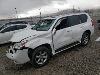 2013 Lexus GX 460 Premium z VIN JTJJM7FX5D5059086, wystawiony jako Copart lot #44447505 z przebiegiem 131 362 mil mil oraz Szkoda całkowita • Salvage title. Historia ofert i sprzedaży dostępna na DreamBid. Obrazek 1.