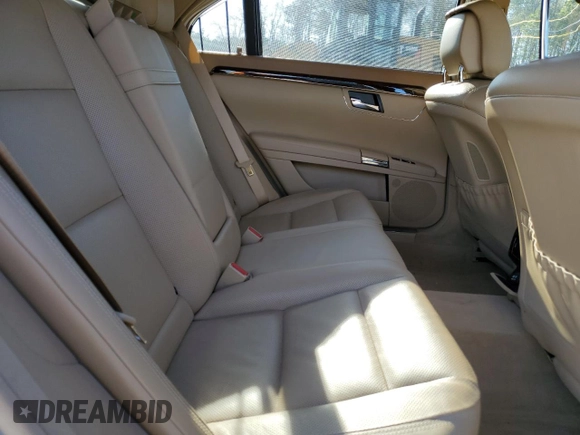 2010 Mercedes-Benz S 550 z VIN WDDNG8GB1AA323840, wystawiony jako Copart lot #44756815 z przebiegiem 138 034 mil mil oraz Szkoda całkowita • Salvage title. Historia ofert i sprzedaży dostępna na DreamBid. Obrazek 10.