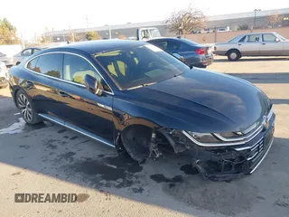 2019 Volkswagen Arteon SE с VIN WVWBR7AN5KE000826, выставлен на аукционе IAAI как лот 41240318 с пробегом 22 304 миль миль и . История ставок и продаж доступна на DreamBid. Изображение 1.