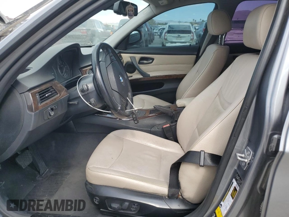 2011 BMW 3 Series 328i xDrive z VIN WBAPK5G58BNN26306, wystawiony jako Copart lot #54790895 z przebiegiem 108 641 mil mil oraz Szkody całkowita. Historia ofert i sprzedaży dostępna na DreamBid. Obrazek 7.