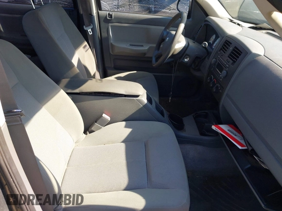 2006 Dodge Dakota ST z VIN 1D7HE28K76S560008, wystawiony jako IAAI lot #42176260 z przebiegiem 199 518 mil mil oraz . Historia ofert i sprzedaży dostępna na DreamBid. Obrazek 5.