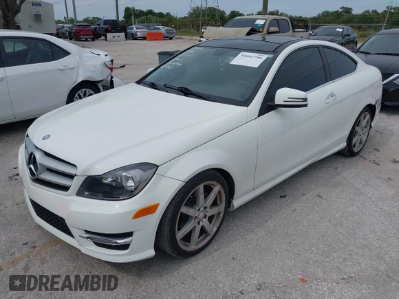 2013 Mercedes-Benz C 250 z VIN WDDGJ4HB7DG050891, wystawiony jako IAAI lot #39092790 z przebiegiem 105 411 mil mil oraz . Historia ofert i sprzedaży dostępna na DreamBid. Obrazek 2.