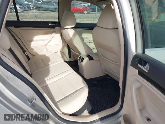 2010 Volkswagen Jetta TDI z VIN 3VWPL7AJ0AM697106, wystawiony jako IAAI lot #41812648 z przebiegiem 150 608 mil mil oraz . Historia ofert i sprzedaży dostępna na DreamBid. Obrazek 8.