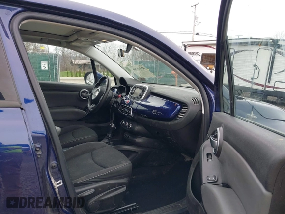 2016 FIAT 500X Easy z VIN ZFBCFXBT3GP386641, wystawiony jako IAAI lot #41946706 z przebiegiem 133 908 mil mil oraz . Historia ofert i sprzedaży dostępna na DreamBid. Obrazek 5.