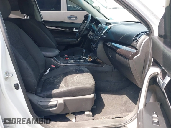 2014 Kia Sorento LX with VIN 5XYKT3A69EG539397, listed as a IAAI auction lot 39879930 with 1 mi miles. Bid and sale history available at carsss.com. Image 5.