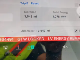 2025 Tesla Model Y Long Range z VIN 7SAYGAEE3SF264491, wystawiony jako IAAI lot #42292489 z przebiegiem 3 543 mil mil oraz . Historia ofert i sprzedaży dostępna na DreamBid. Obrazek 7.
