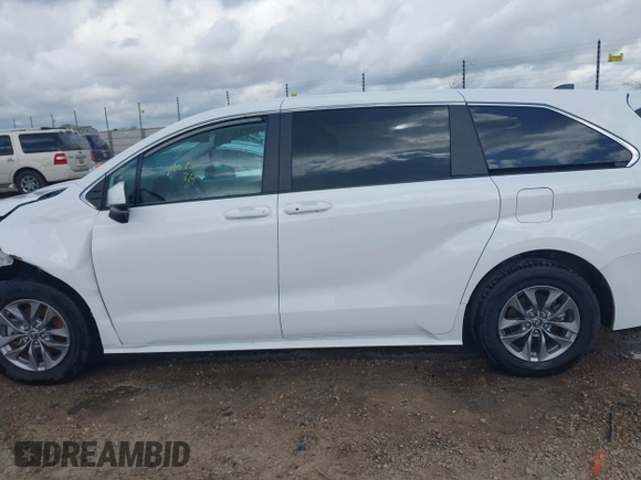 2024 Toyota Sienna LE with VIN 5TDKRKEC5RS196136, listed as a IAAI auction lot 41766022 with 26,044 mi miles. Bid and sale history available at carsss.com. Image 14.