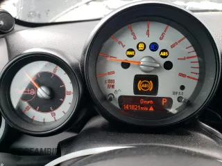 2013 MINI Convertible S с VIN WMWZP3C58DT550592, выставлен на аукционе Copart как лот 56250685 с пробегом 141 821 миль миль и Списание • Salvage title. История ставок и продаж доступна на DreamBid. Изображение 9.