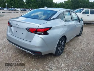 2022 Nissan Versa SV z VIN 3N1CN8EV4NL837204, wystawiony jako IAAI lot #42202174 z przebiegiem 14 603 mil mil oraz . Historia ofert i sprzedaży dostępna na DreamBid. Obrazek 4.