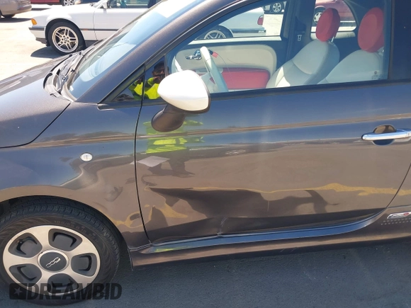 2015 FIAT 500e z VIN 3C3CFFGE0FT527231, wystawiony jako IAAI lot #42826539 z przebiegiem 102 170 mil mil oraz . Historia ofert i sprzedaży dostępna na DreamBid. Obrazek 6.