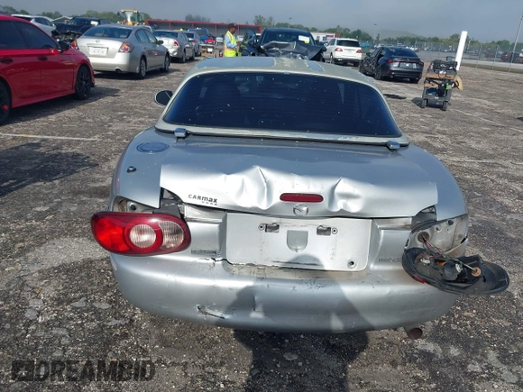2003 Mazda MX-5 Miata Cloth with VIN JM1NB353730311899, listed as a IAAI auction lot 41929811 with 99,589 mi miles and . Bid and sale history available at DreamBid. Image 6.