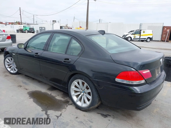 2006 BMW 7 Series 750i z VIN WBAHL83596DT01154, wystawiony jako IAAI lot #42353117 z przebiegiem 129 771 mil mil oraz . Historia ofert i sprzedaży dostępna na DreamBid. Obrazek 3.
