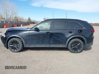 2025 Mazda CX-90 Premium Sport z VIN JM3KKCHD1S1221462, wystawiony jako IAAI lot #41765034 z przebiegiem Nie podano mil oraz . Historia ofert i sprzedaży dostępna na DreamBid. Obrazek 14.