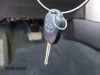 2017 Toyota RAV4 LE z VIN 2T3ZFREV6HW331736, wystawiony jako IAAI lot #41840112 z przebiegiem 110 328 mil mil oraz . Historia ofert i sprzedaży dostępna na DreamBid. Obrazek 11.