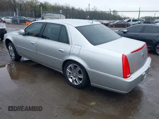 2011 Cadillac DTS Luxury Collection z VIN 1G6KD5E6XBU107790, wystawiony jako IAAI lot #41943638 z przebiegiem 150 543 mil mil oraz . Historia ofert i sprzedaży dostępna na DreamBid. Obrazek 3.
