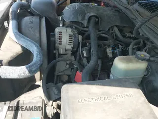 2001 Chevrolet Silverado 1500 LS z VIN 1GCEC14T71E308455, wystawiony jako IAAI lot #42681796 z przebiegiem 157 410 mil mil oraz . Historia ofert i sprzedaży dostępna na DreamBid. Obrazek 20.