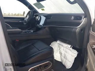 2024 Jeep Wagoneer z VIN 1C4SJUAP4RS160635, wystawiony jako IAAI lot #41942973 z przebiegiem 14 327 mil mil oraz . Historia ofert i sprzedaży dostępna na DreamBid. Obrazek 5.