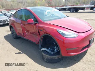 2024 Tesla Model Y Long Range z VIN 7SAYGAEE7RF167448, wystawiony jako IAAI lot #42102893 z przebiegiem 4 916 mil mil oraz . Historia ofert i sprzedaży dostępna na DreamBid. Obrazek 1.