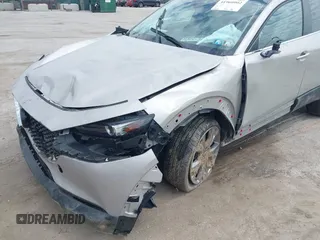 2022 Mazda CX-30 S Select z VIN 3MVDMBBL2NM439681, wystawiony jako IAAI lot #41960902 z przebiegiem 22 730 mil mil oraz . Historia ofert i sprzedaży dostępna na DreamBid. Obrazek 6.