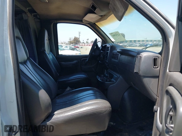 2002 Chevrolet City Express Cargo z VIN 1GCEG15W821225865, wystawiony jako IAAI lot #42343082 z przebiegiem 318 658 mil mil oraz . Historia ofert i sprzedaży dostępna na DreamBid. Obrazek 5.